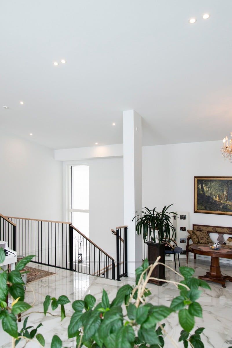General lighting of the stairs with spots on the ceiling.